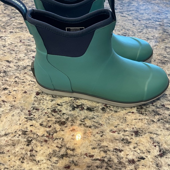 HUK ROGUE WAVE DECK BOOTS FOR WOMEN SIZE 10 - Picture 3 of 7